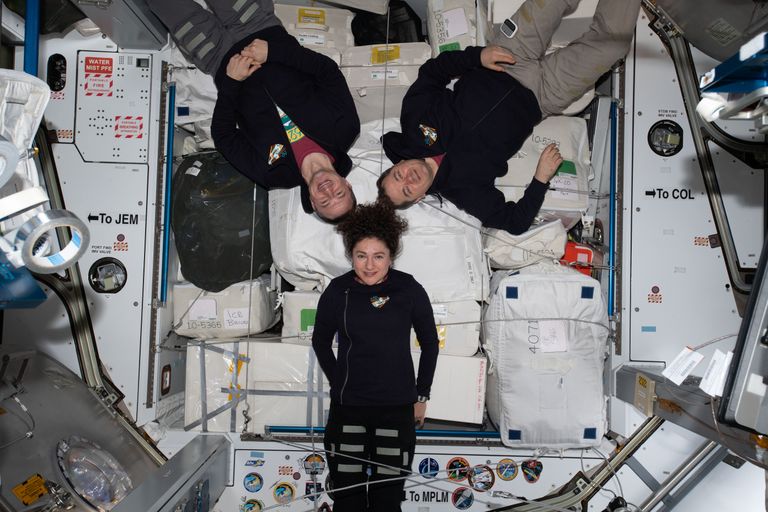 Rahvusvahelise kosmosejaama ISS 62. missiooni meeskonnaliikmed kellaosutite liikumise suunas: ameeriklased Jessica Meir ja Andrew Mosrgan ning venelane Oleg Skripoška