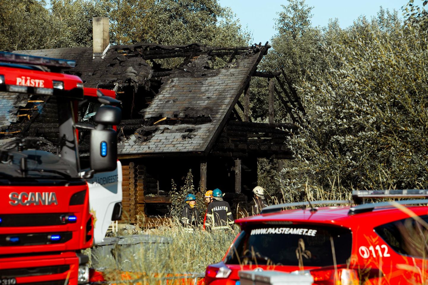 Häädemeeste vallas Tahkuranna külas Merimäe teel põlenud majast jäid püsti vaid söestunud seinad.
