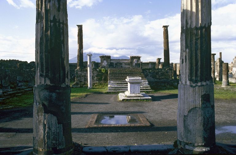 Osa Vesuuvi tuhakihi alt välja kaevatud Pompeist