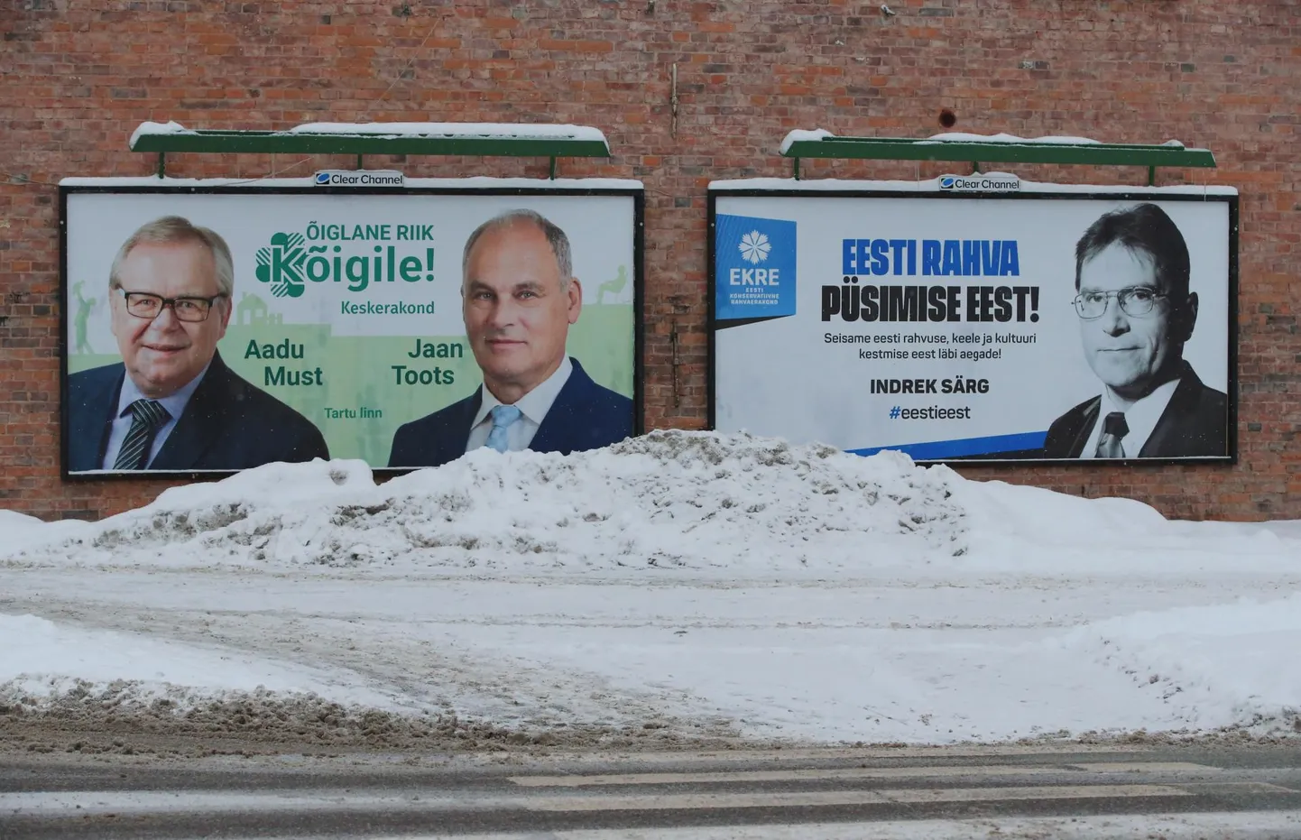 Pildil keskerakondlaste Aadu Musta ja Jaan Tootsi ning ekrelase Indrek Särje valimisplakatid kaks nädalat tagasi Tartus.
