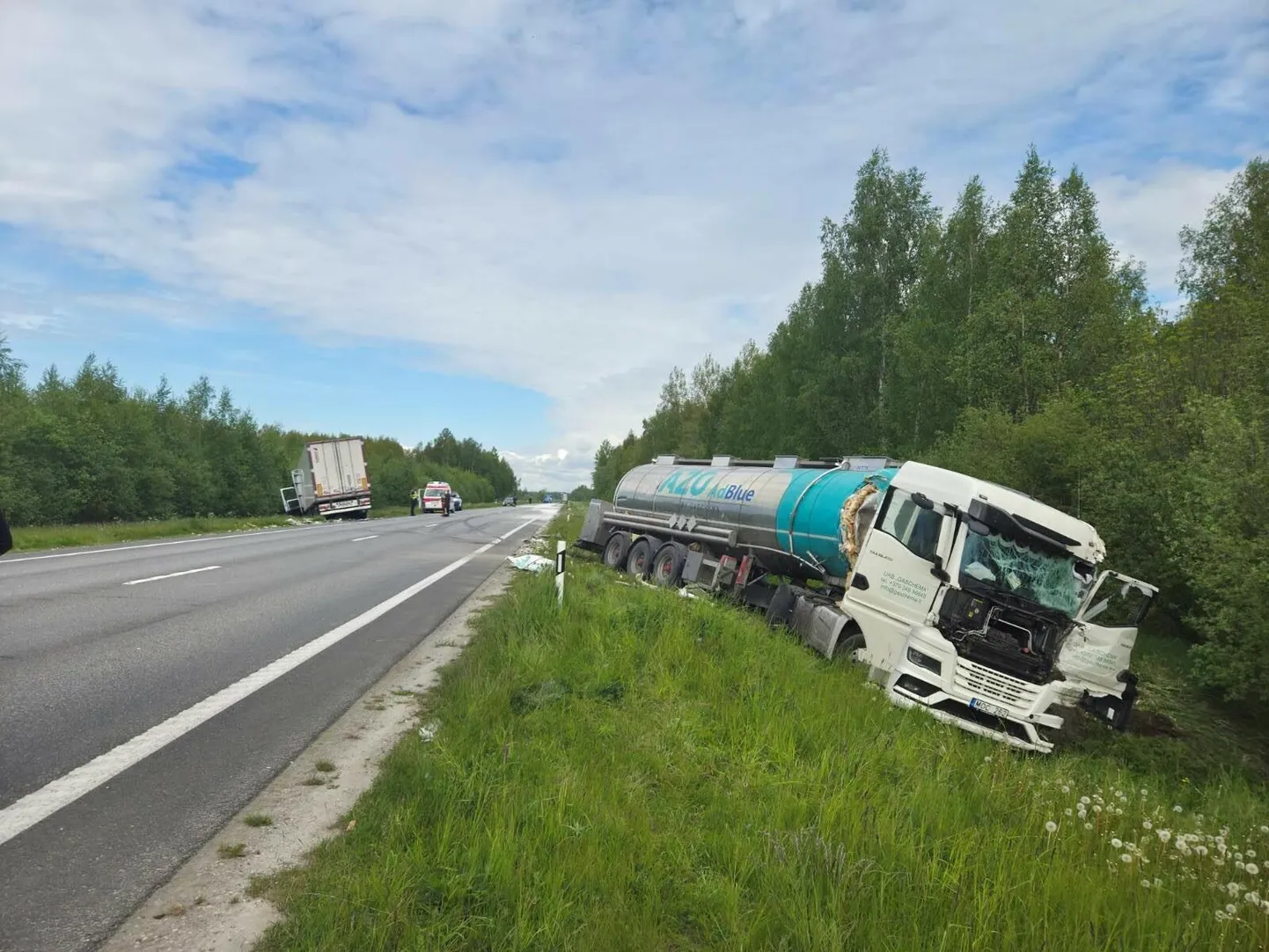 Õnnetus sai esmase info kohaselt alguse sellest, kui üks veoauto kaldus vastassuunda ning riivas kahte talle vastu sõitvat veokit.