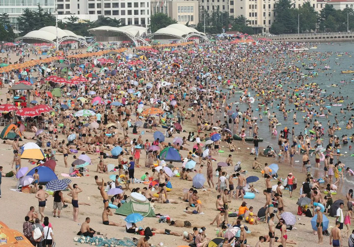 Толпы туристов ищут спасения от адской жары на пляже.