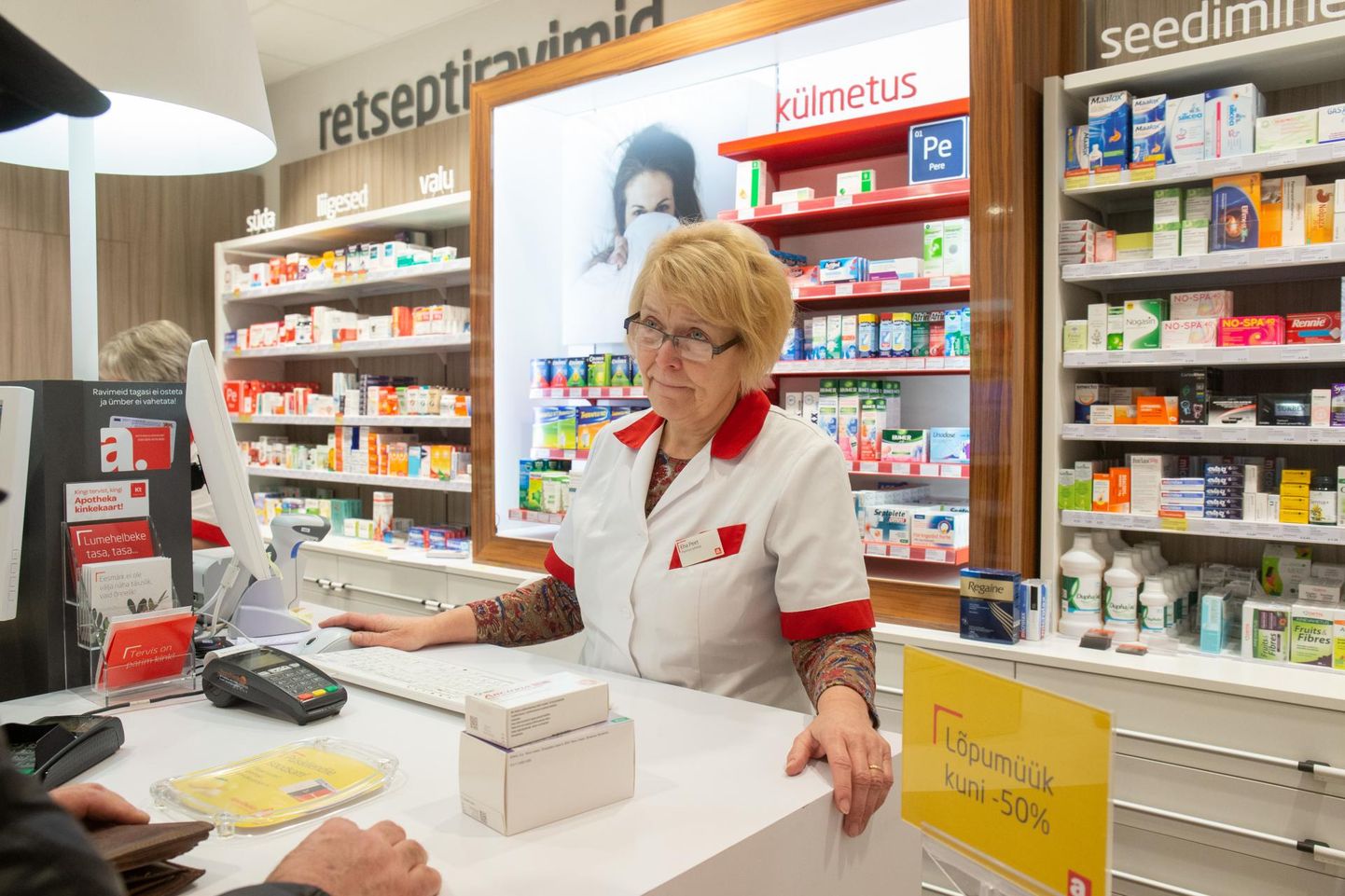 Viljandi Maksimarketi Apotheka proviisor Eha Peet ütles, et kaitsemaskid on apteegist ära ostetud ja ka hulgilaost ei ole neid juurde tellida.
