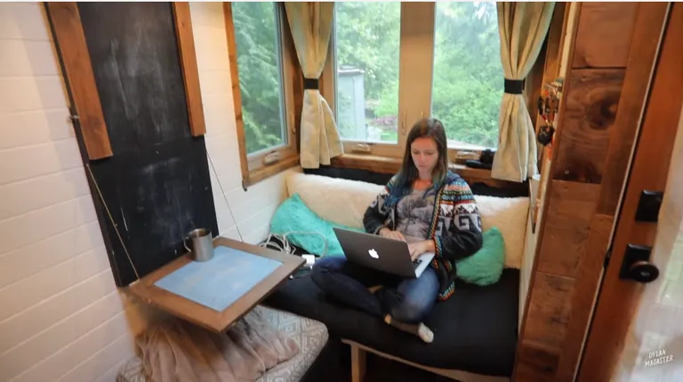 Jenna minimajas tööd tegemas