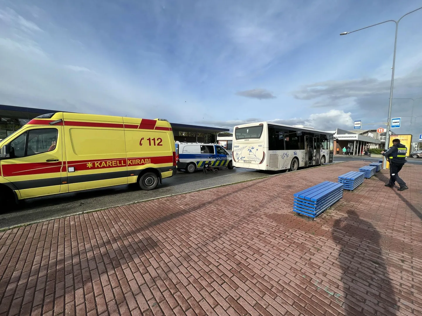 Rakvere bussijaamas juhtus bussis õnnetus, kus sõitja lõi kukkudes oma pea ära.