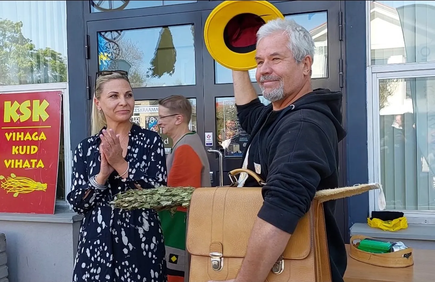 Jõhvi vallavanem Maris Toomel kuulutas laulupäeval raamatukogu ees Eesti saunaministriks saunaaasta eestvedaja ja mitmete saunaraamatute autori Rein Siku.