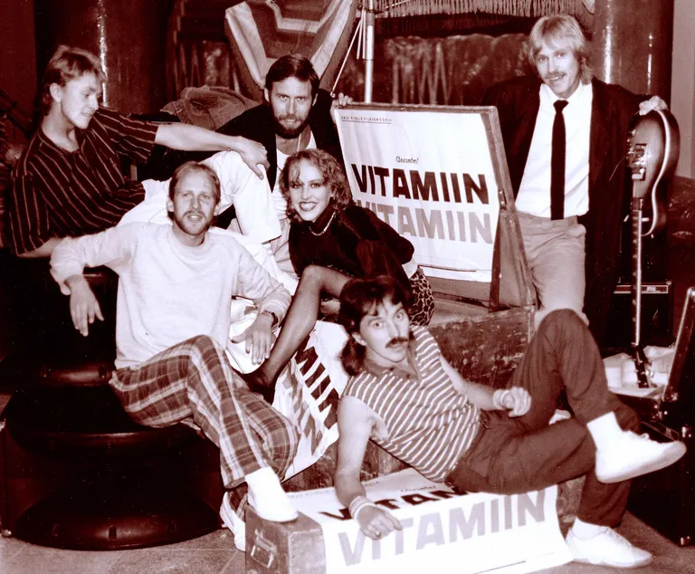 Ansambel Vitamiin 1987. aastal. Raul Palsner, Kulno Luht, Peeter Vähi, Siiri Sisask, Andres Oja, Rein Laaneorg.
