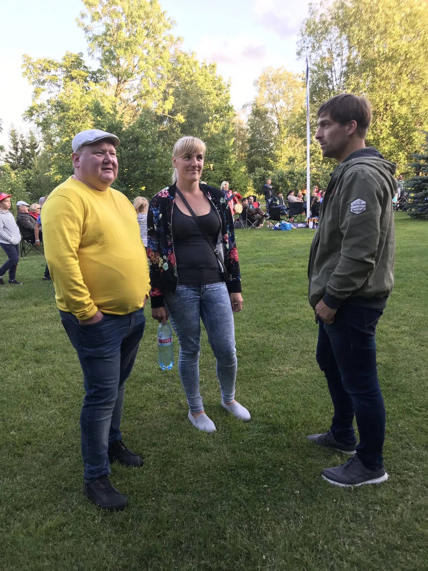 ENNE LAVALE MINEKUT: Külavanem Kaia Raet tutvustab Aivo Sadamale (vasakul) ja Tanel Bergmannile oma koduküla.
