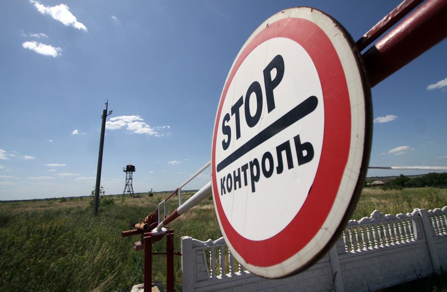 Знак "Стоп" на российско-украинской границе