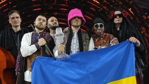 Олег Псюк из Kalush Orchestra выставил свою розовую панаму и приз «Евровидения-2022» на аукцион
