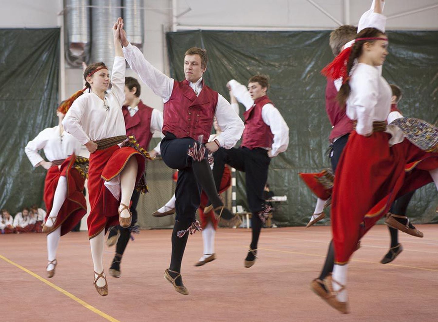 Tantsijate ülevaatusel esinesid kordamööda kõik Viljandimaa koolide rühmad.