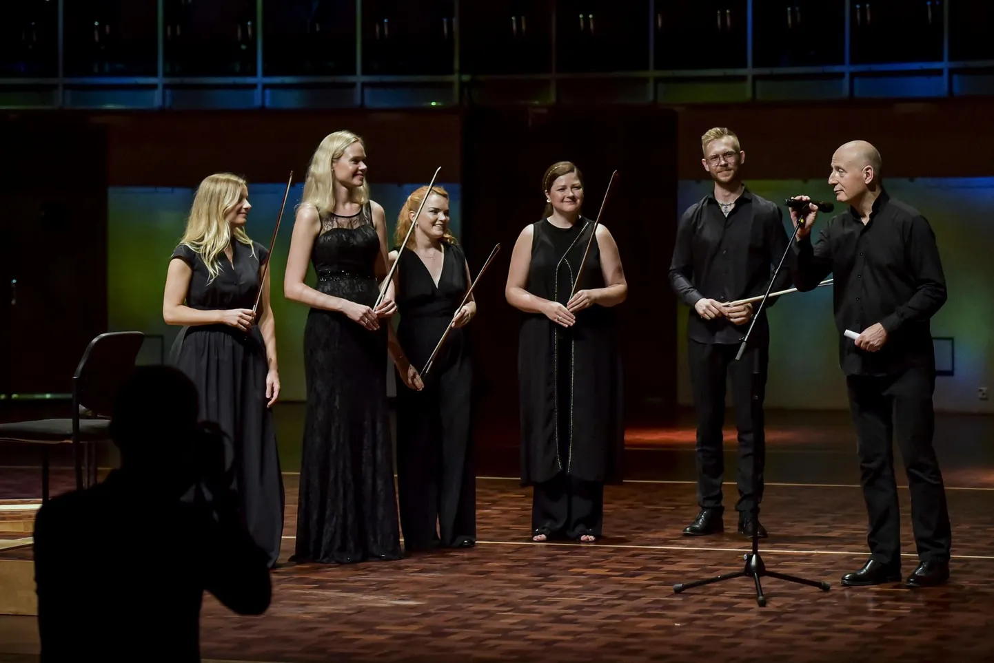 Eesti Pillifondi üks eestvedajaid, Pärnu muusikafestivali loominguline juht ja maestro Paavo Järvi andis kontserdilaval Eesti muusikutele üle hinnalised poognad, mille koguväärtus üle 100 000 euro.