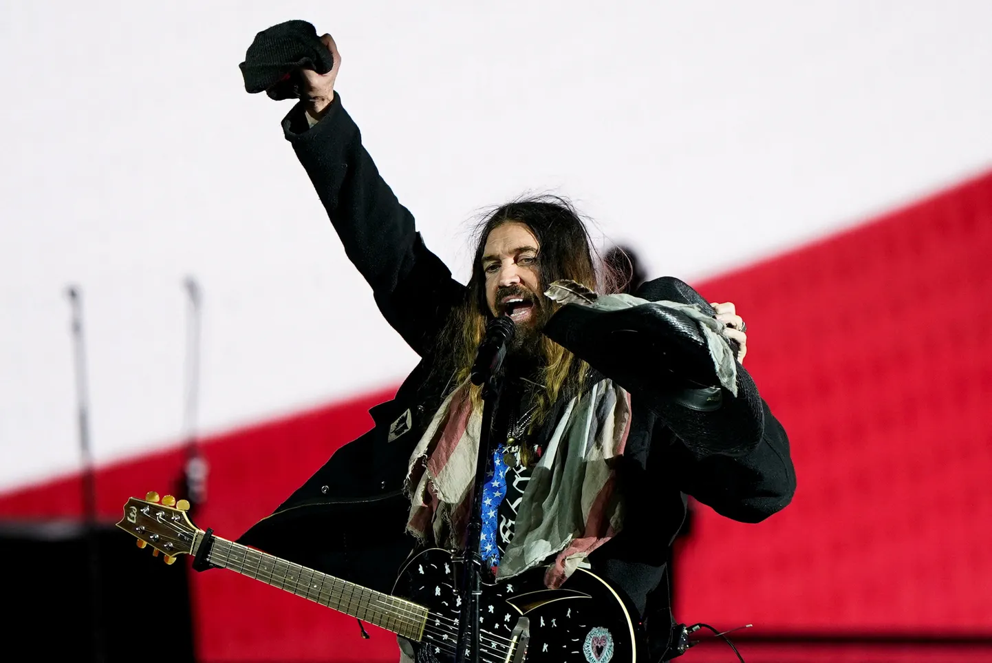 Billy Ray Cyruse poeg Trace jagas emotsionaalset avalikku kirja oma isale, väljendades oma pere muret seoses kantrimuusiku vastuolulise esinemisega Donald Trumpi ametisse vannutamisel.