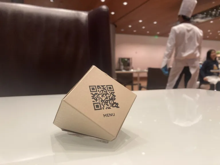Doha lounge'is saab ka võtta erinevates restoranides tasuta einet (mis pole paraku küll midagi erilist). Menüü nägemine eeldas mobiiliga QR-koodi lugemist.