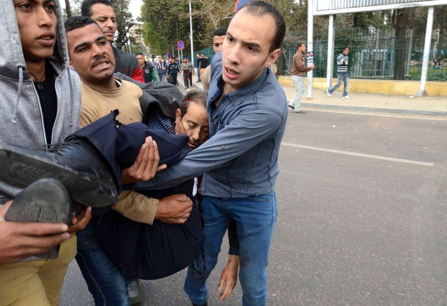 Eile toimus Egiptuse pealinna Kairo ülikoolilinnakus mitu pommiplahvatust. Ühes plahvatuses hukkus kõrge politseiametnik ning mitu ametnikku ja korrakaitsjat sai vigastada.