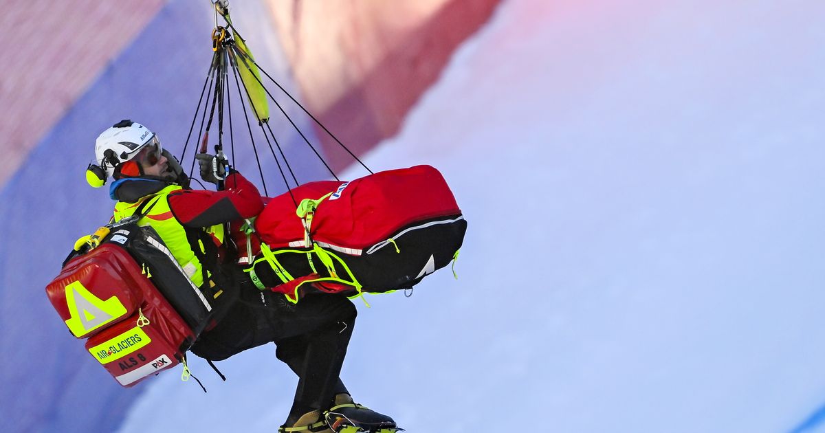 GALERII ⟩ Kiirlaskumise MK-etapil kukkunud sportlane viidi helikopteriga haiglasse