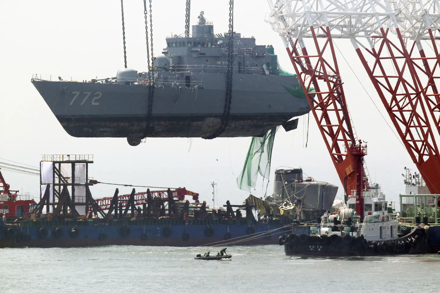 Останки корабля "Чхонан" поднимают на поверхность.