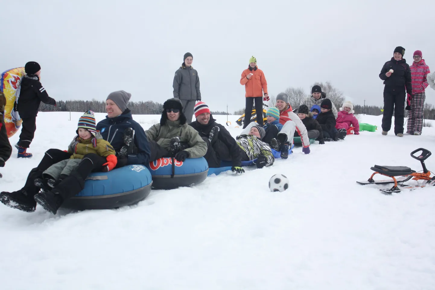 Kuigi sel aastal vastlapäeva korraldada ei saanud, on vastlasõit külavanem Heleena Jõgi sõnul üks üks neist üritustest, mida koos tehakse. Tänavu oli siiski lund lihtsalt liiga vähe, et mäest alla tuhiseda.