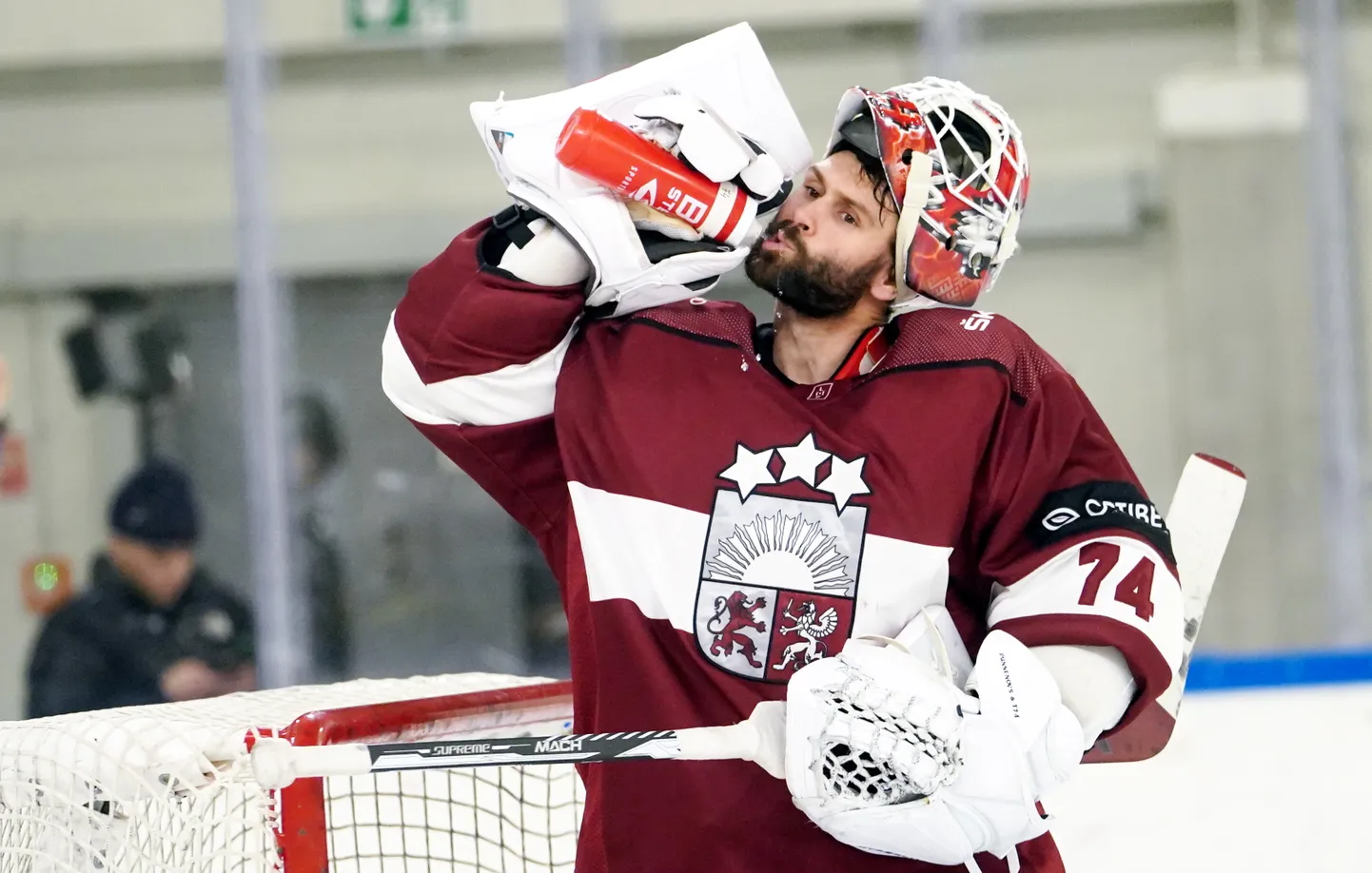 Latvijas hokeja izlases vārtsargs Ivars Punnenovs pārbaudes spēlē hokejā, kurā tiekas Latvijas un Francijas izlases "Daugavas" ledus hallē.