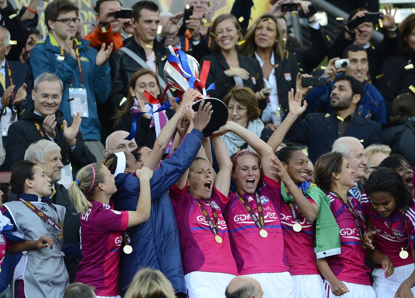 Lyoni naiskond eelmisel aastal Meistrite liiga võitu tähistamas.