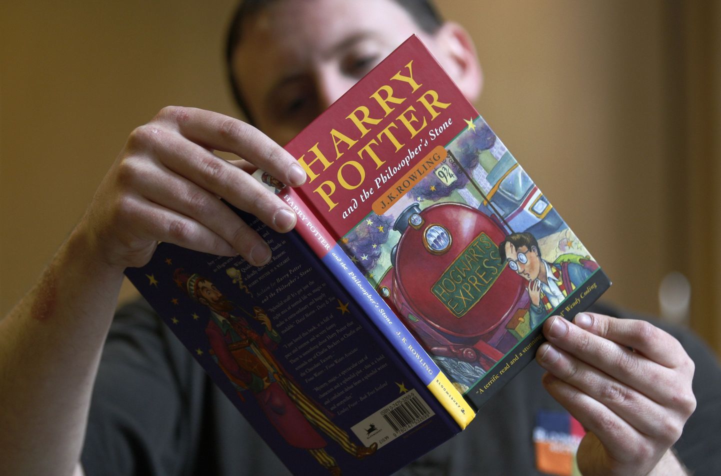 Pildil raamatu "Harry Potter ja Tarkade Kivi" eksemplar esimesest trükipartiist. Pildil kujutatud noormees pole vargusega seotud