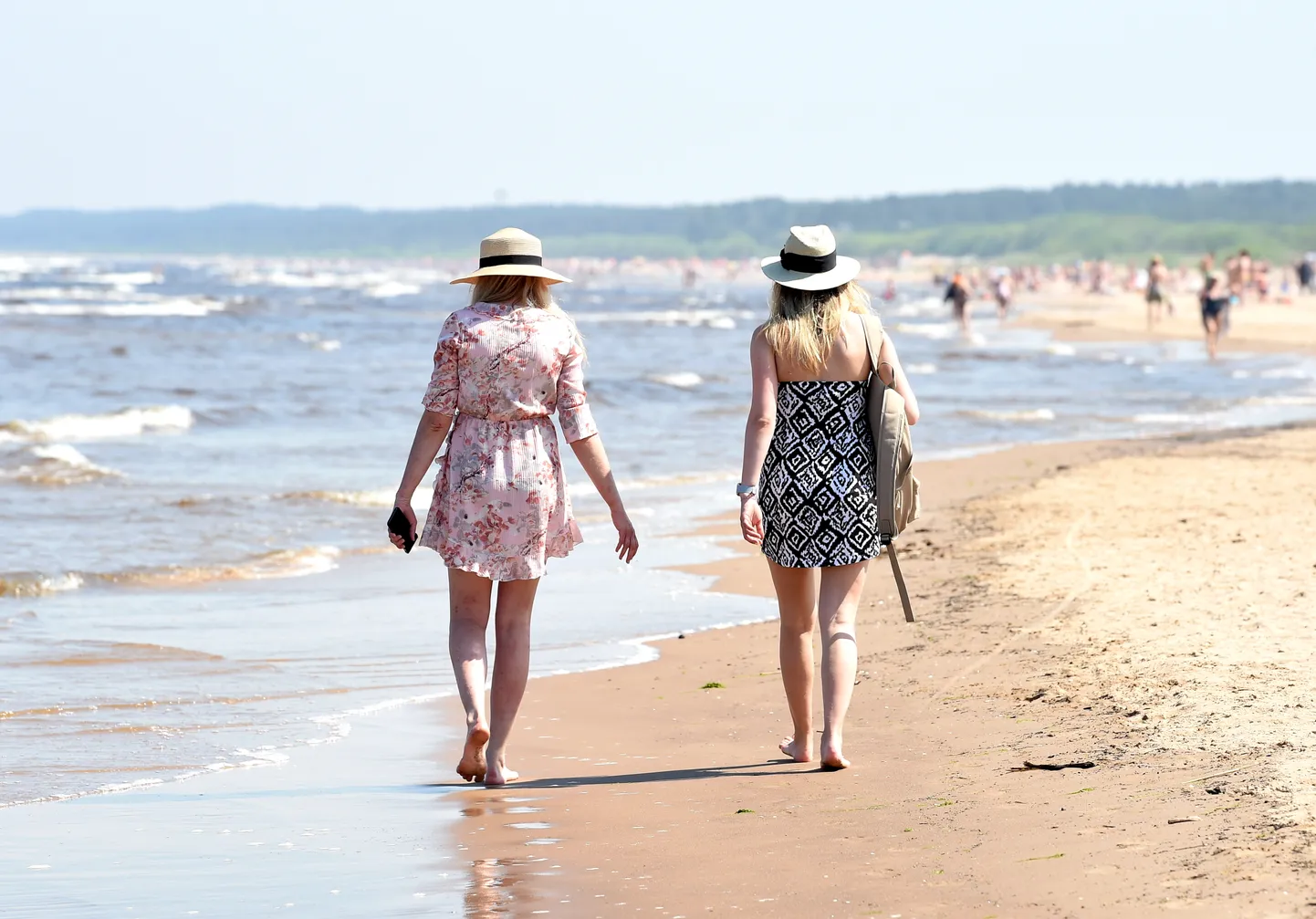 Люди на пляже в Вецаки
