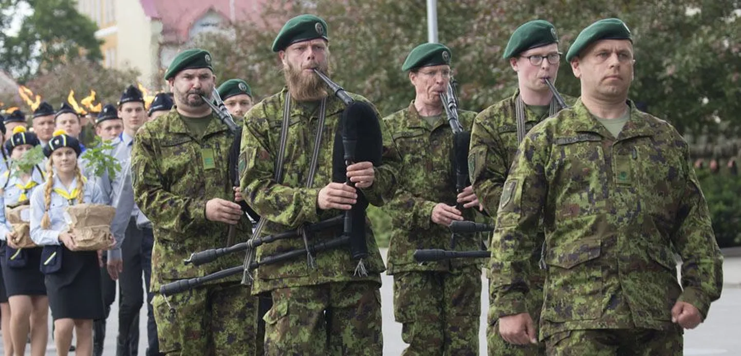 Võidupühal olid rahvahulgad nii Võrus kui televiisorite ees üle Eesti tunnistajaks ajaloolisele hetkele, kui Sakala maleva torupillimeeste rühm marssis paraadil tulekandjate rivi ees.
