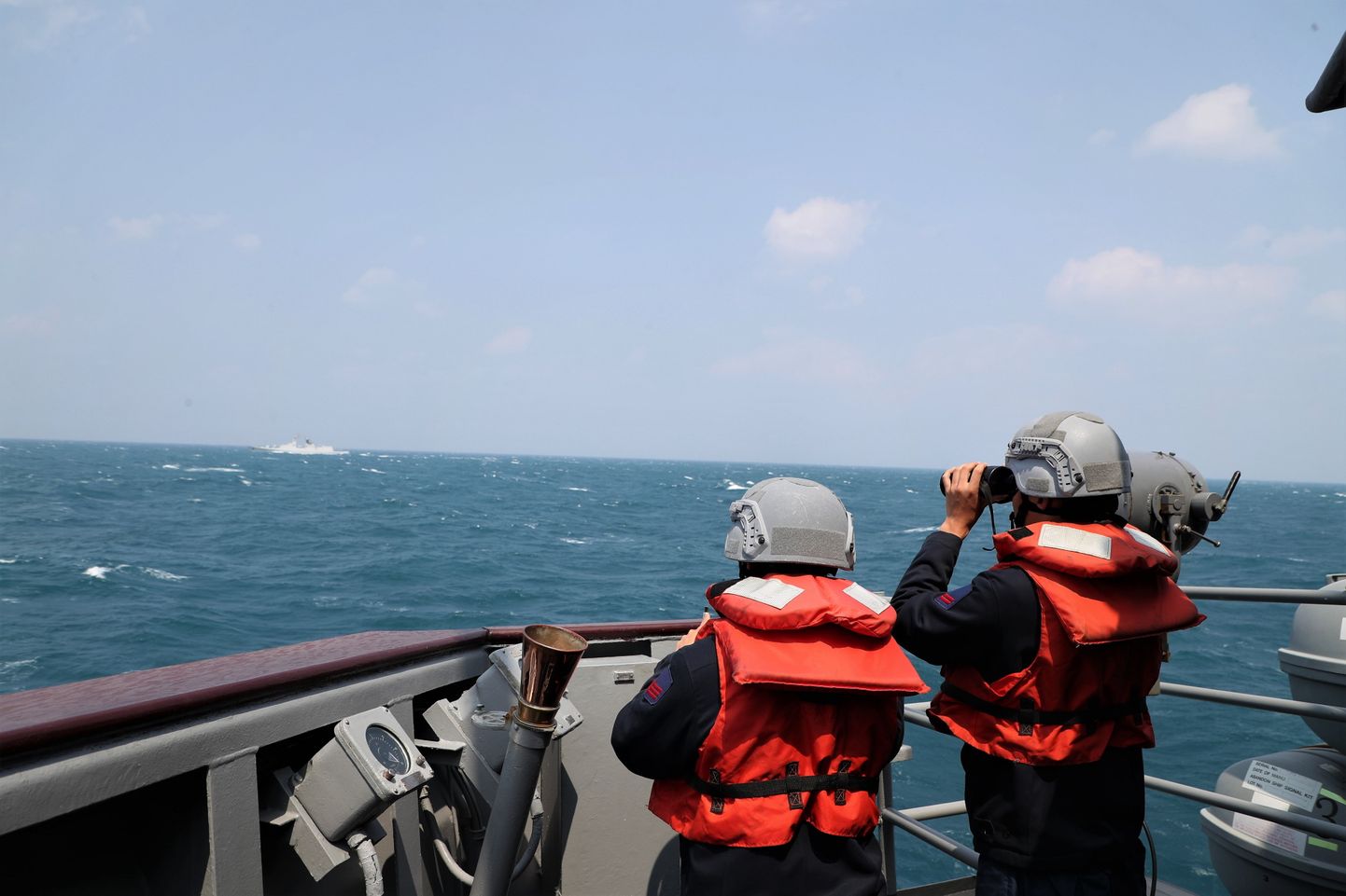 Taiwani mereväelased jälgimas Hiina aluseid Taiwani väinas.