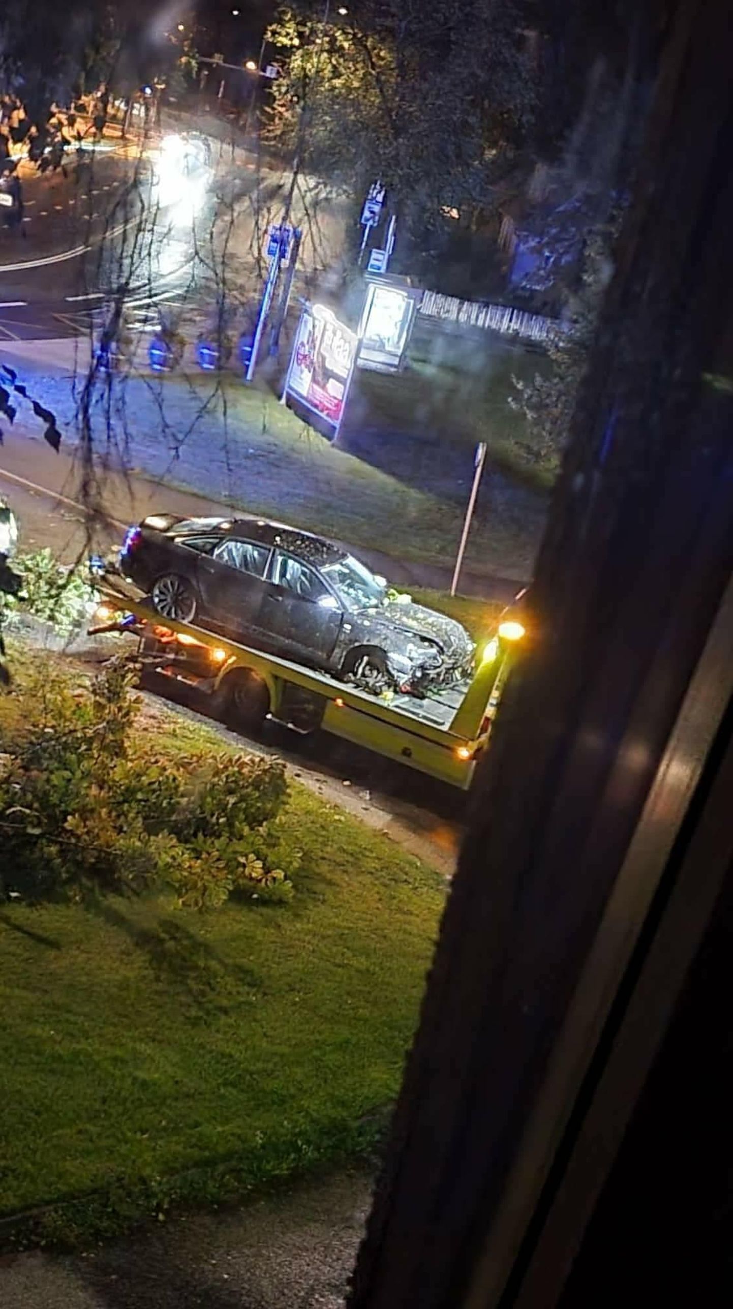 Pärnus Tammsaare puiesteel sõitis auto maha liiklusmärgi.