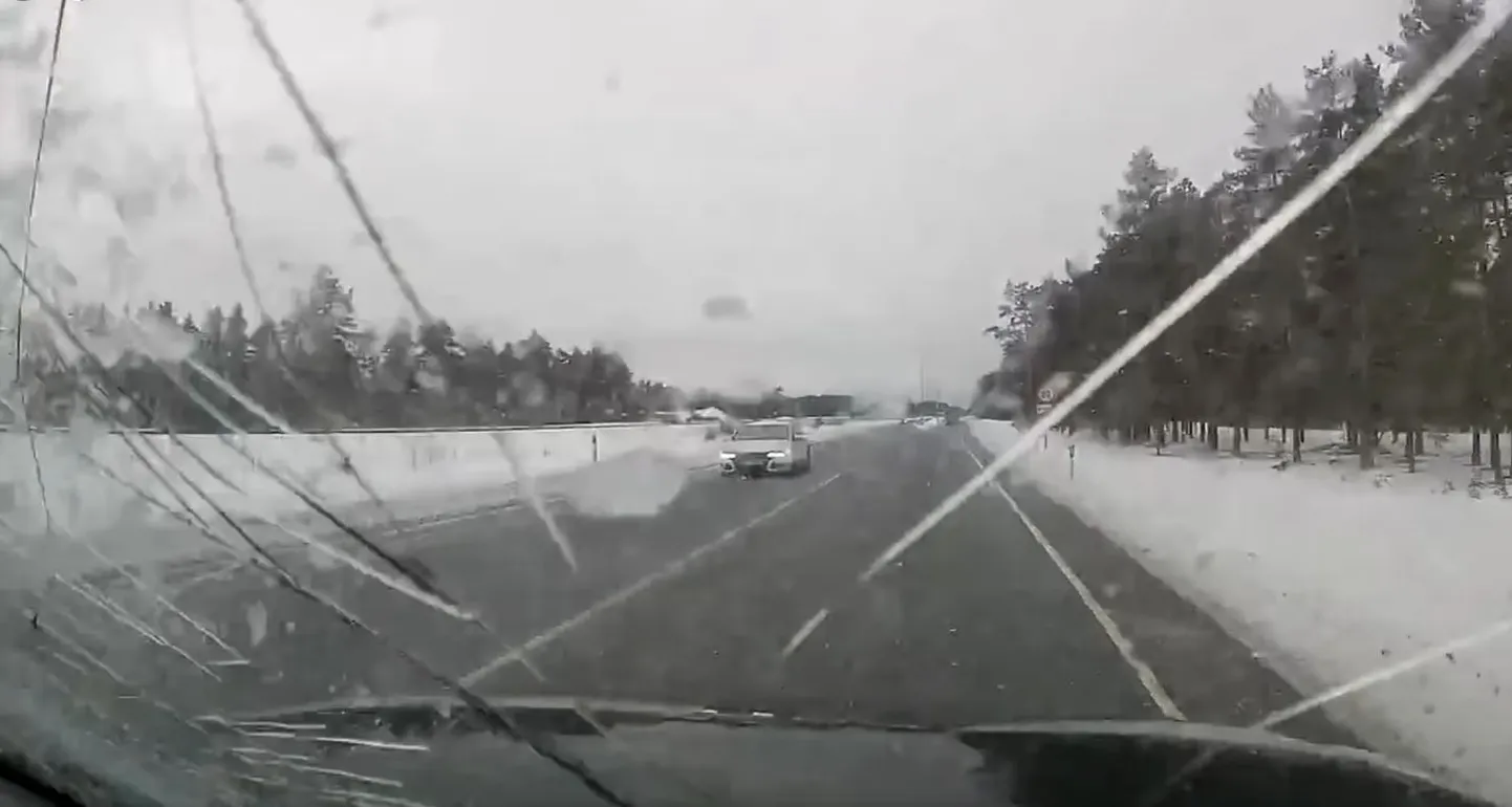 Снег, летящий в лобовое стекло встречного автомобиля.