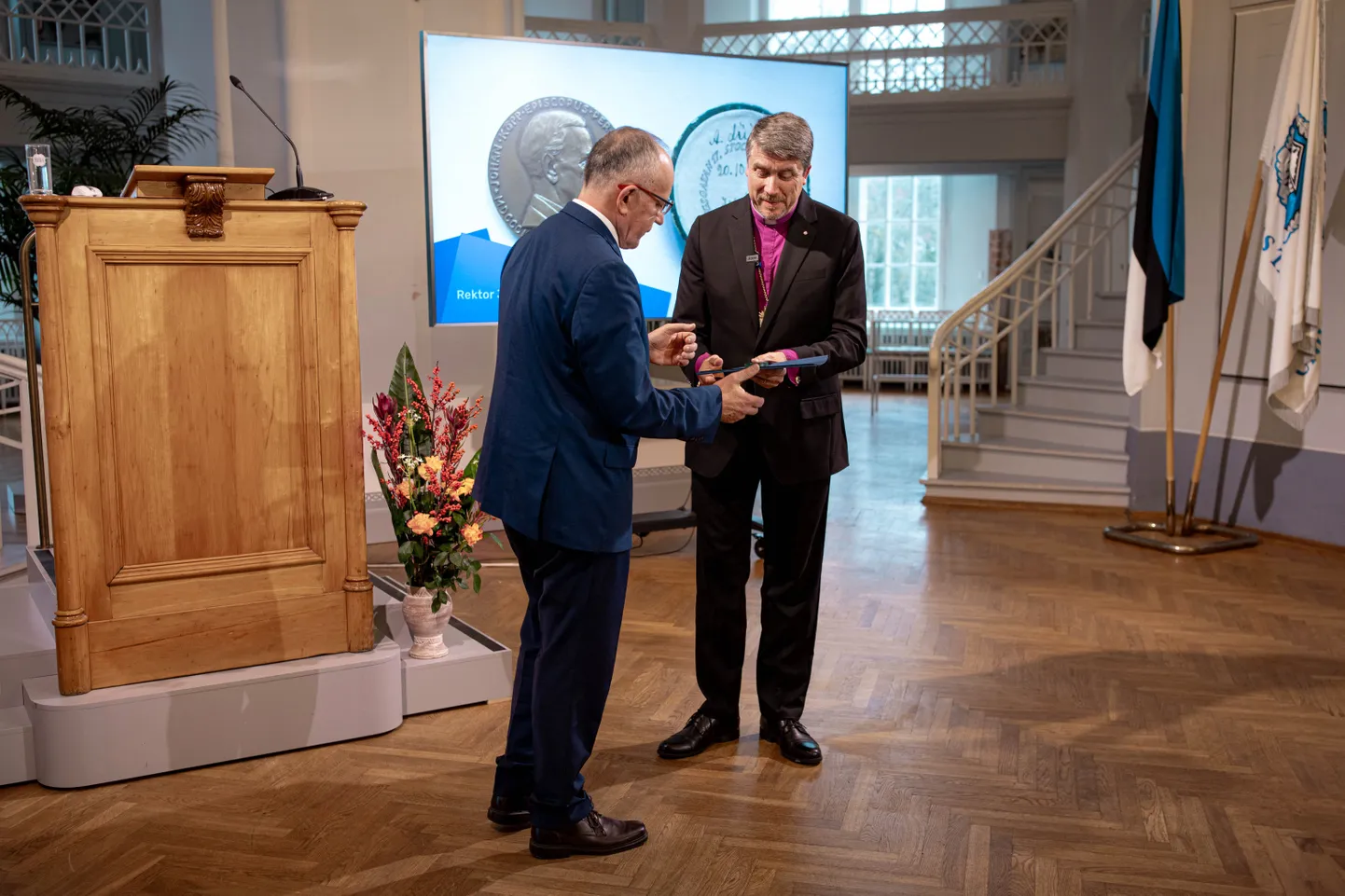 Rektor Toomas Asserile (vasakul) andis Johan Kõpu medali üle peapiiskop Urmas Viilma.