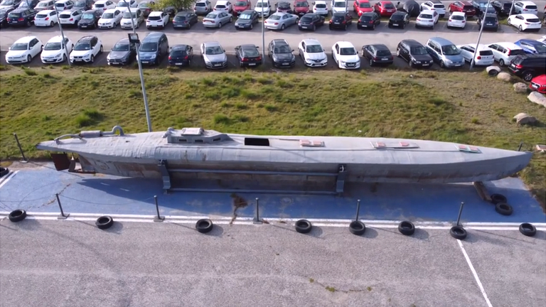 Сейчас самодельная подводная лодка стоит на стоянке полицейской академии в Испании