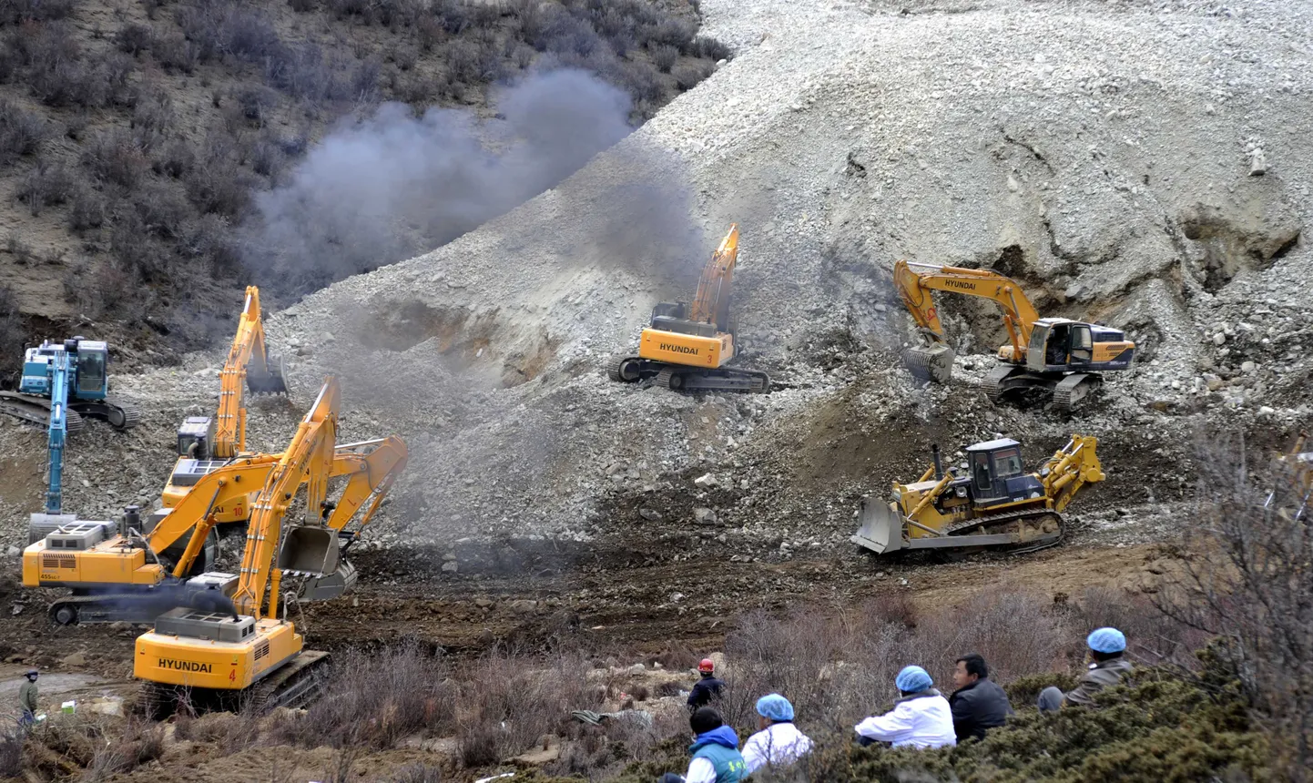 Ekskavaatorid tõstavad paigast kive ja muda Tiibeti selles piirkonnas, kus maalihe mattis enda alla 83 töölist.