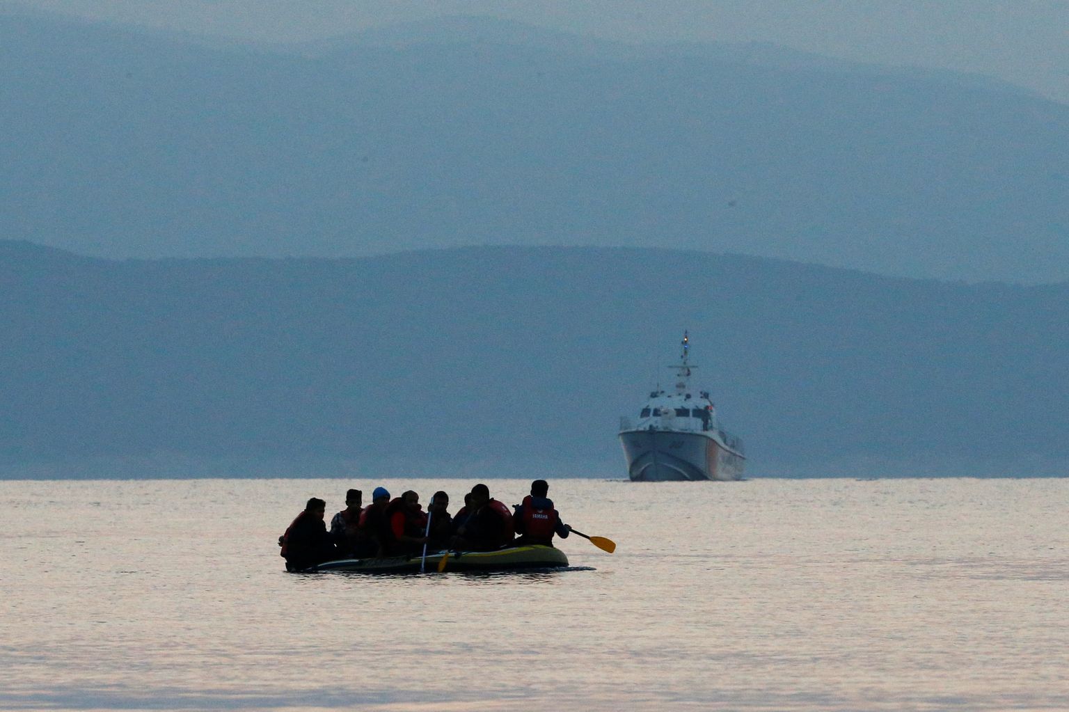 Migrandid sõuavad paadiga Kosi saare suunas.