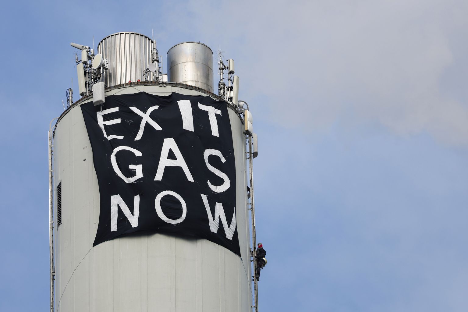 Saksa kliimaaktivistide loosung gaasielektrijaama 141 meetri kõrguse korstna otsas Erlangenis 29. märtsil.
