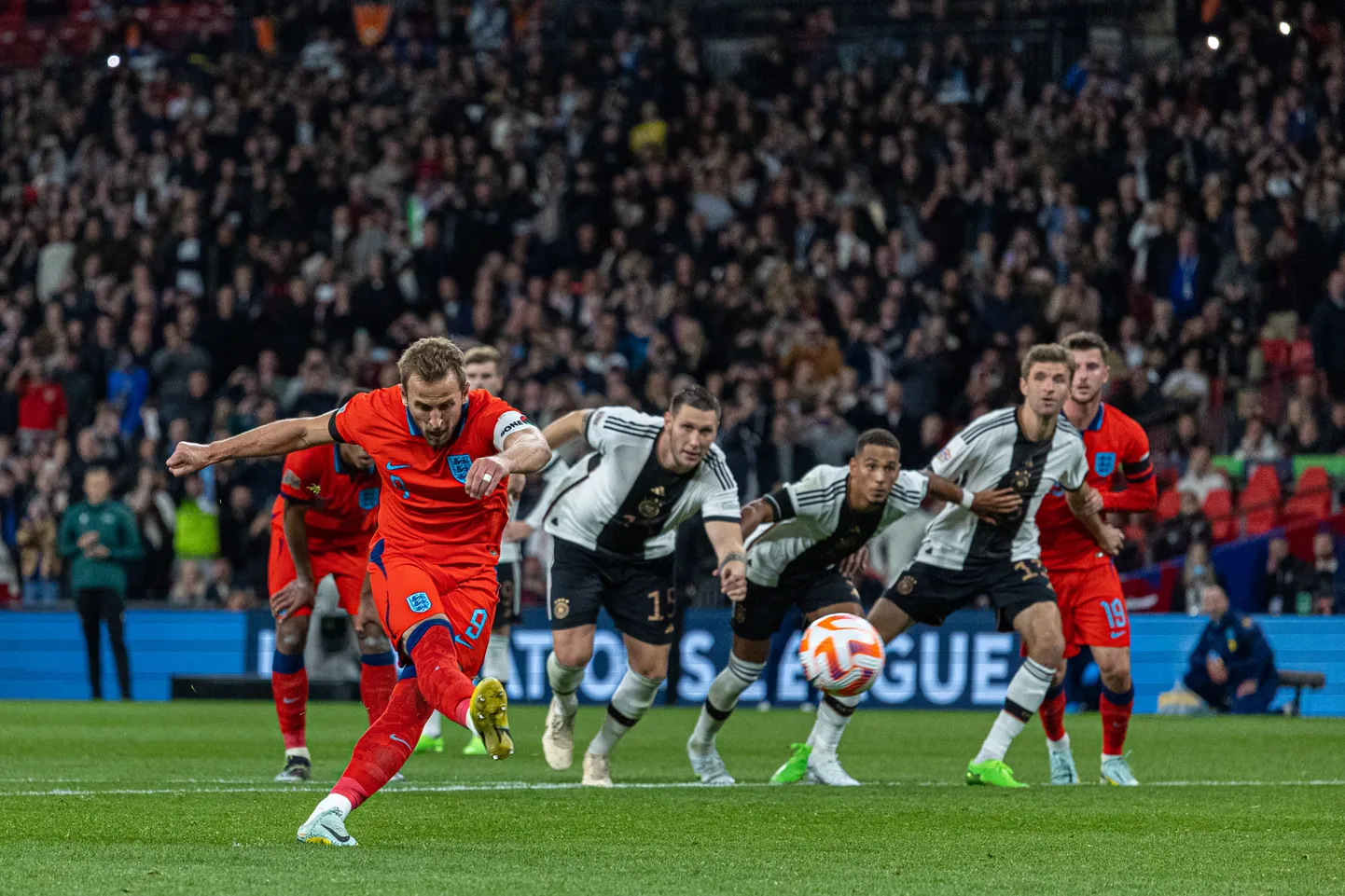 Harry Kane realiseerimas penaltit. Õnneks suutsid inglased Saksamaa vastu skoorida ka standardolukordade abita.