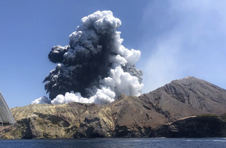 Uus-Meremaa Põhjasaare lähedal White Islandi saarel hakkas 9. detsembril ootamatult vulkaan purskama