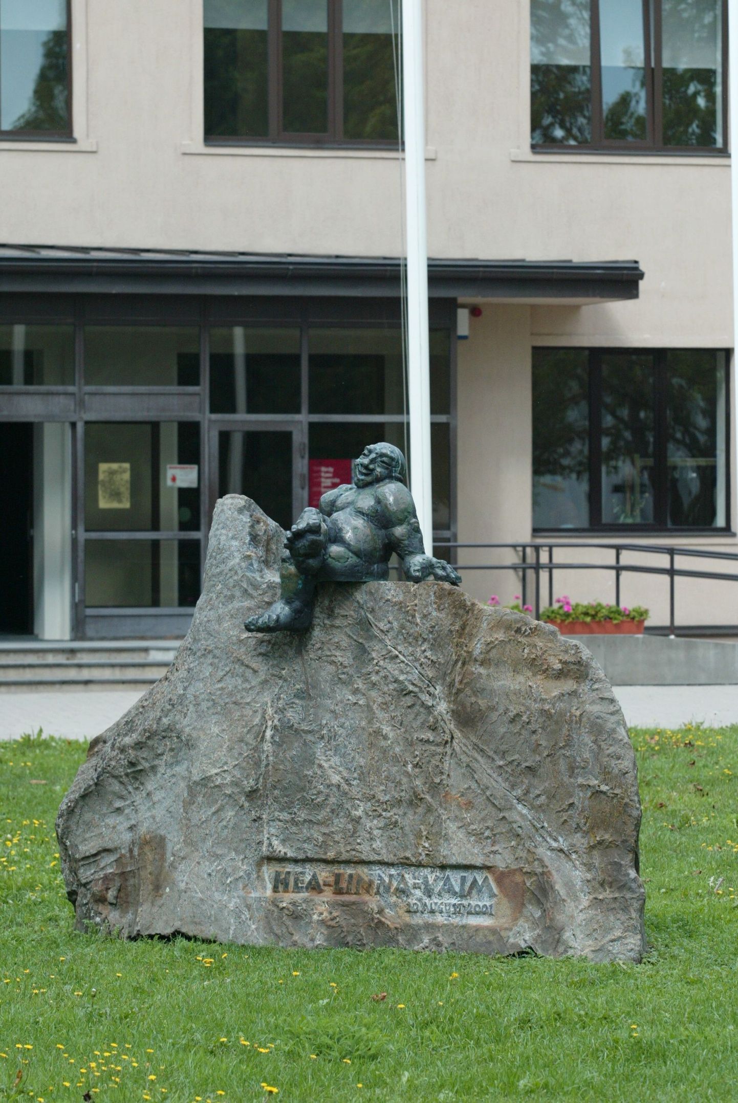 Pildil Jõgeva kultuurimaja ees asuv Tauno Kangro skulptuur «Hea Linna Vaim».