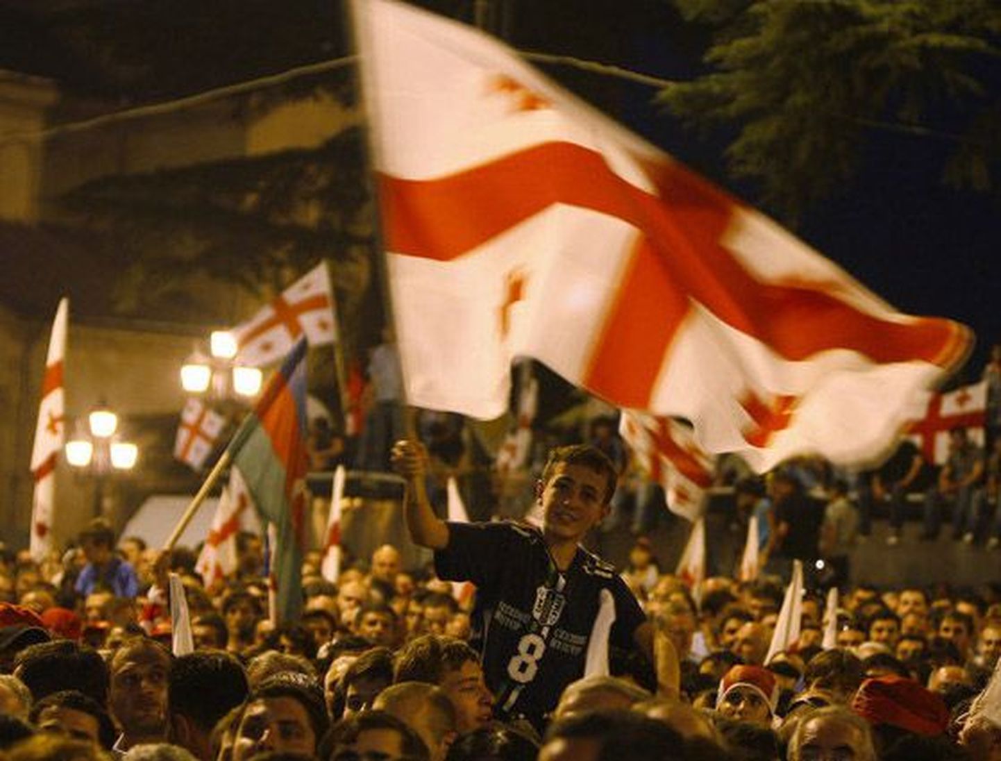 Thbilisis parlamendihoone ette kogunes eile rahvahulk Gruusiat toetama.