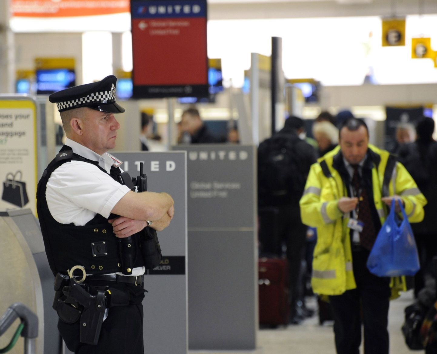 Relvastatud politseinik Londoni Heathrow' lennujaamas.