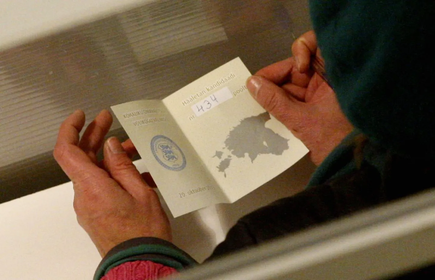 Täna toimusid kohalike omavalitsuste valimised (pildil Tartu valimisjaoskonnas nr.7 Taskus, on osades valimiskabiinides võimalik näha, kelle poolt inimene hääletab).