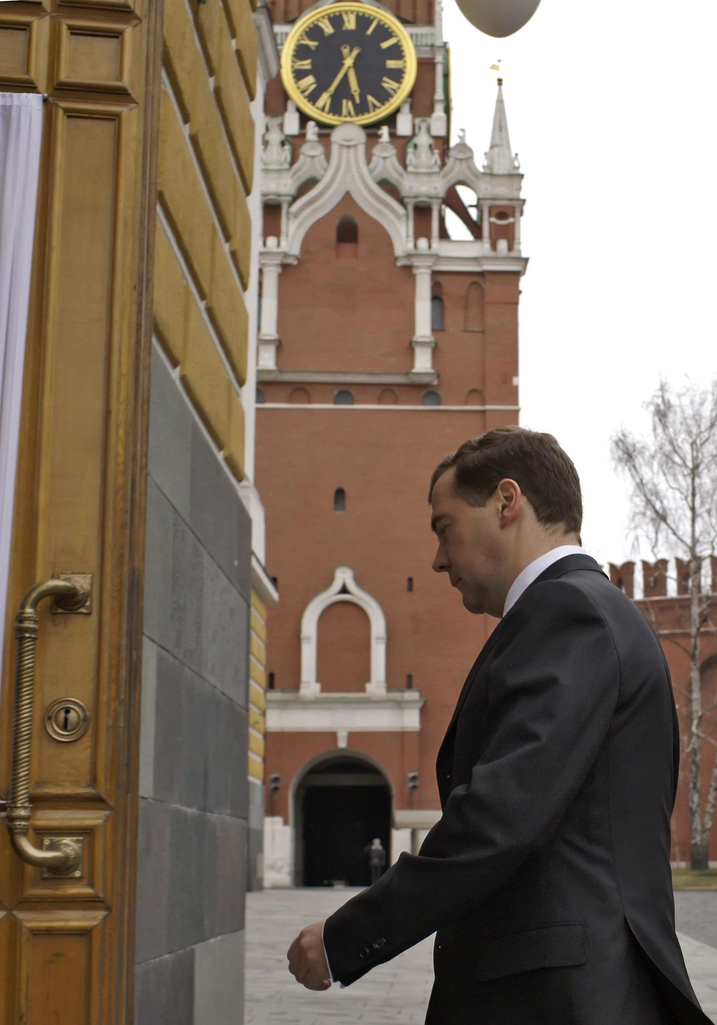 Venemaa president Dmitri Medvedev  Kremlisse sisenemas