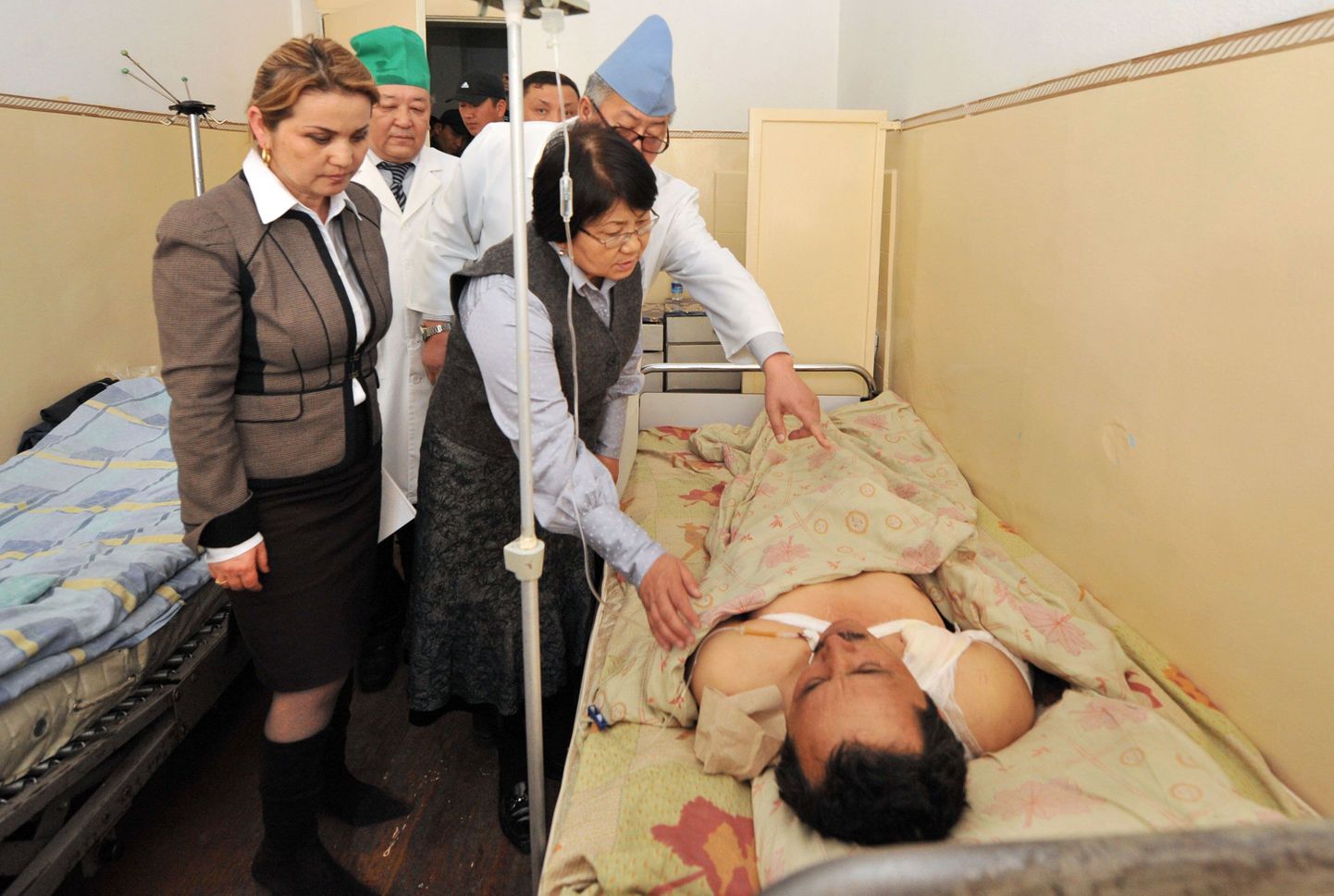 Kõrgõzstani ajutise valitsuse liider Roza Otunbajeva külastab rahutustes vigastada saanud inimesi haiglas.
