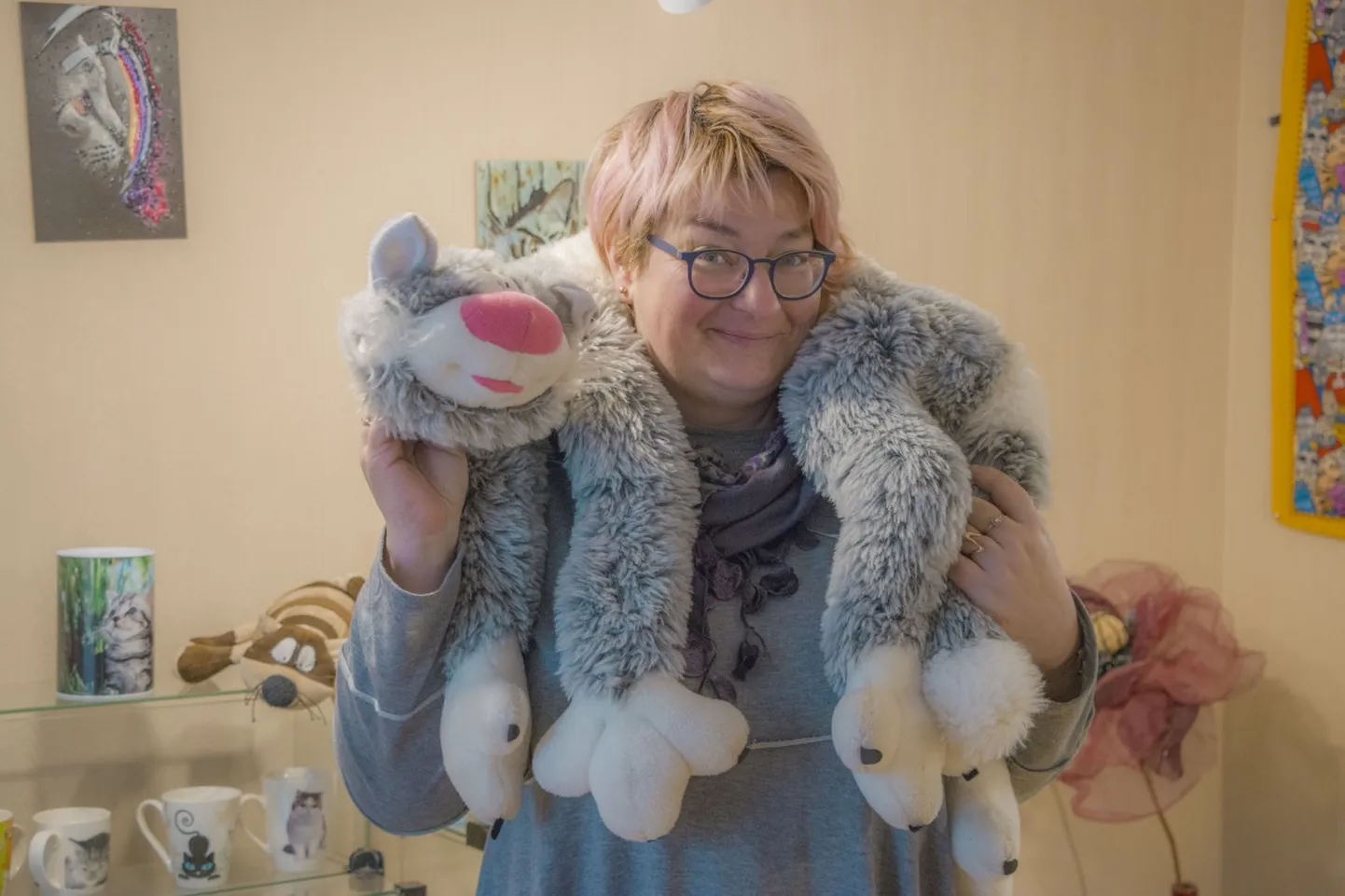 Елена Пузака с котом из коллекции "Кошкиного двора". "Мне его подарили, чтобы он спасал нас от хандроза", — рассказывает она.