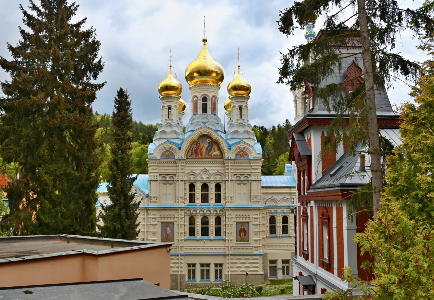 Церковь святых Петра и Павла в чешском курортном городе Карловы Вары.