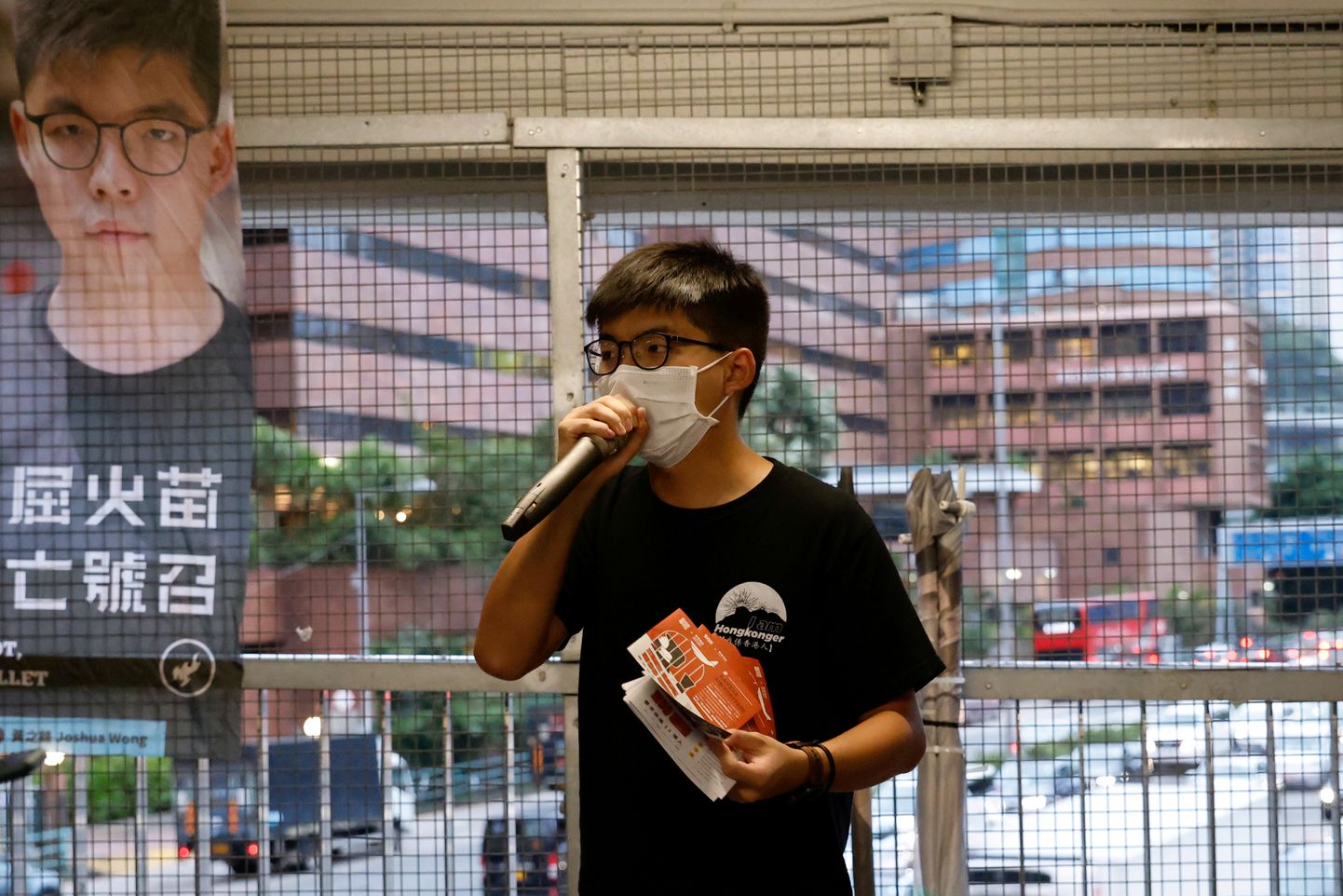 Hongkongi aktivist Joshua Wong levitab lendlehti Mandri-Hiinal kinnipeetud hongkonglaste kohta 18. september 2020.