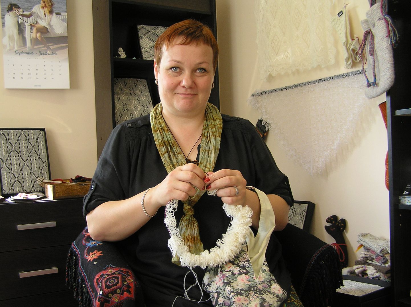 Liina Langi järgib oma kudumites traditsioonilise Haapsalu salli kudumise võtteid.
