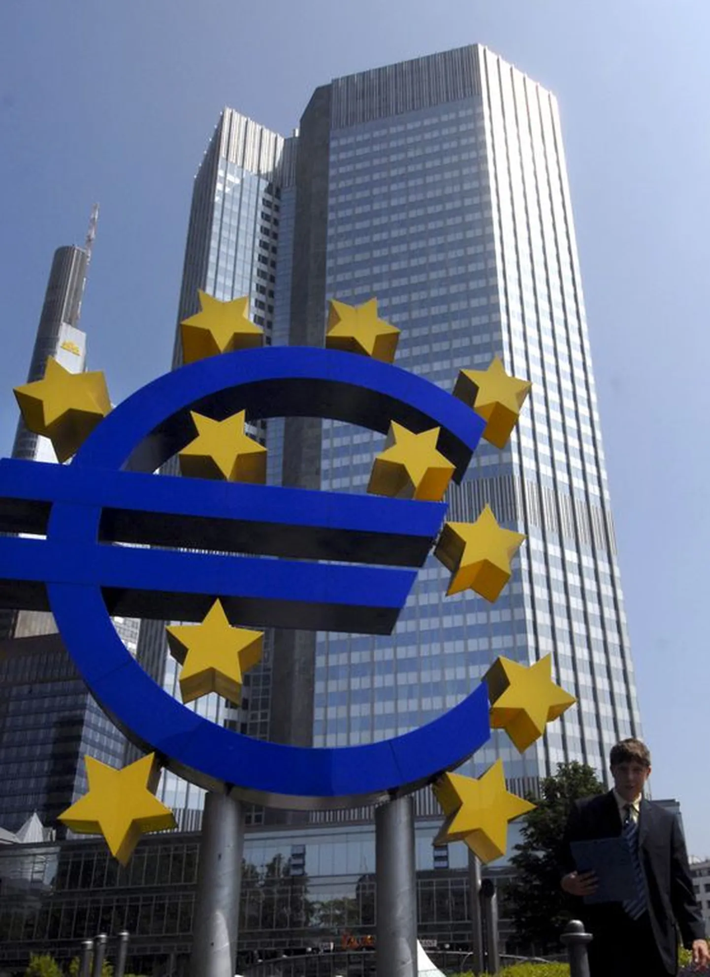 Euroopa Keskpanga peahoone Frankfurdis. Selle ees ELi ühisraha euro tähis..