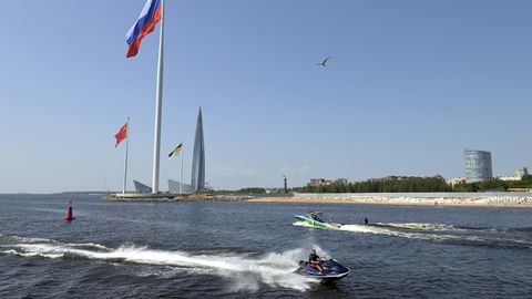 В Санкт-Петербурге появились гигантские флаги Советского союза и Российской империи, за их поднятием наблюдал Путин