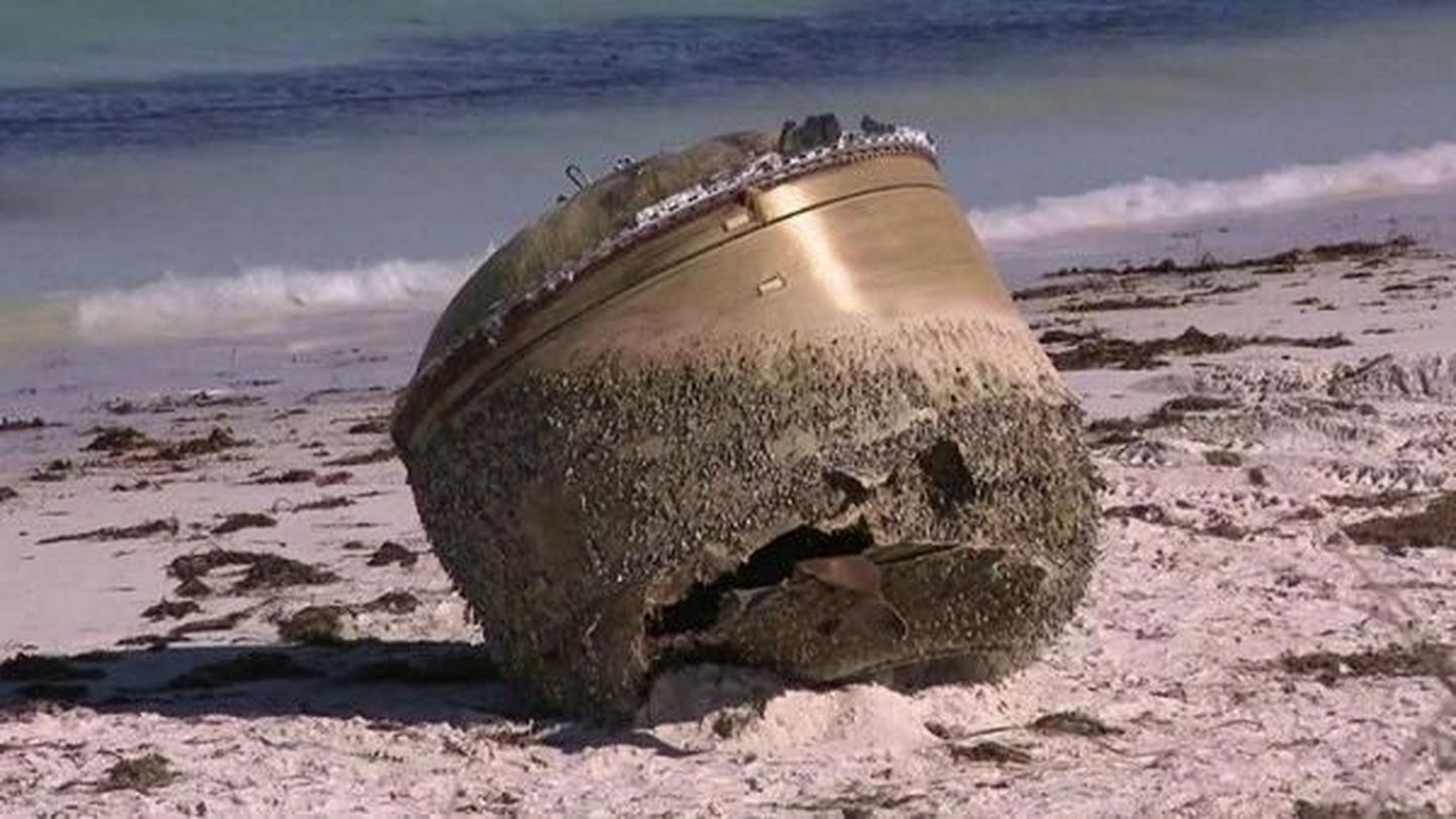 Неопознанный плавучий объект (судя по всему, его вынесло на берег из океана) нашли на пляже Грин Хед в 250 км к северу от Перта.
